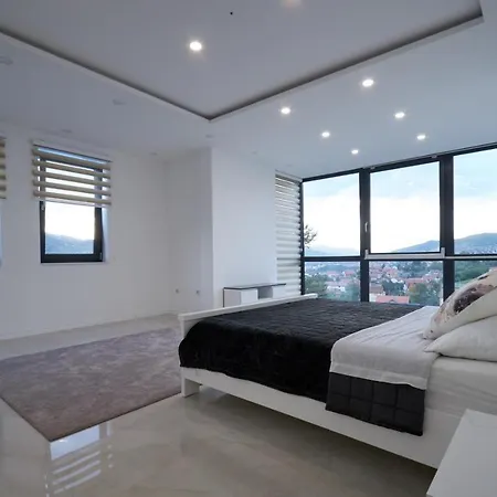 Villa Mensur,s *